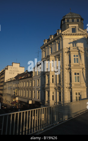 Eine historische Wohnung und Büro Gebäude an der Ecke Esplanade Street / Colonnaden Einkaufsviertel in Hamburg, Deutschland Stockfoto