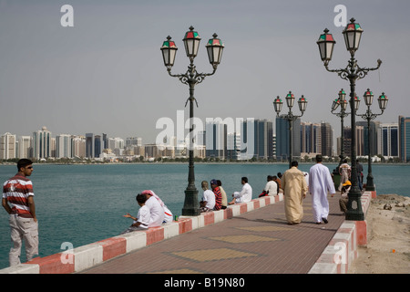 Abu Dhabi Einwohner genießen die Aussicht auf der Abu Dhabi Corniche Vereinigte Arabische Emirate VAE Stockfoto