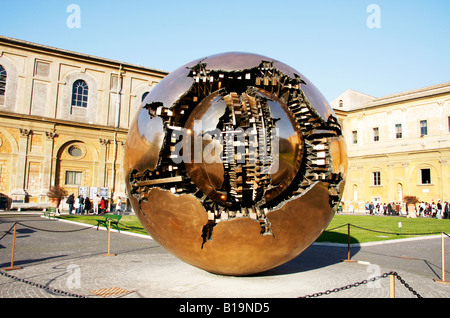 einer der Arnaldo Pomodoros berühmten Globus Skulptur soll im Innenhof des vatikanischen Museums in Rom Italien gefunden werden Stockfoto