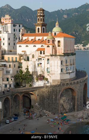 Die grüne Kuppelkirche der Collegiata di Santa Maria Maddalena Penitente mit Blick auf die Küstenstraße und kleinen Strand von Atrani, Kampanien, Italien Stockfoto