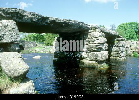 Postbridge Steinplatte Devon mittelalterliche Clapper Bridge River Dart England UK Stockfoto