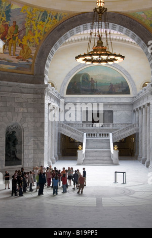 Eine Gruppe von Schulkindern auf einer Tour von der Utah State Capitol Building in Salt Lake City nach oben auf die Rotunde und die Wandbilder Stockfoto