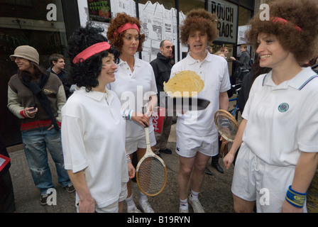 Konkurrenten in der Great Spitalfields Pancake Race-Praxis die Pfannkuchen vor dem Rennen zu werfen. Stockfoto