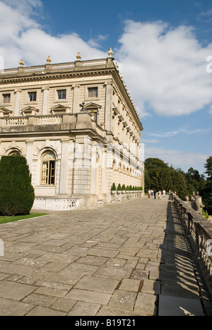 Cliveden House in der Nähe von Maidenhead, früher Sitz von Nancy Astor, hintere Terrasse, die 1666 von Herzog von Buckingham jetzt Luxushotel gebaut wurde Stockfoto