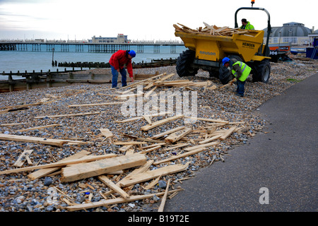 Holzbohlen am Strand von Worthing West Sussex England Großbritannien UK nach der Eisprinzessin Schiff sank Stockfoto