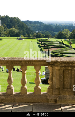 Cliveden House in der Nähe von Maidenhead, zuvor Zuhause von Nancy Astor, Blick auf Gärten von hintere Terrasse Stockfoto