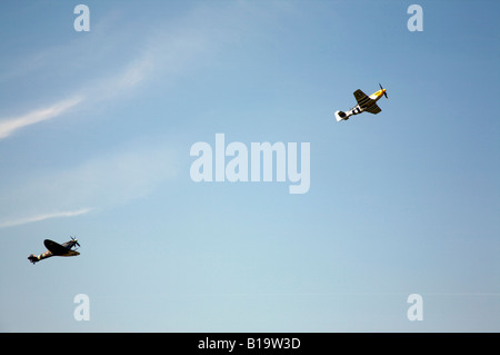 WW2 SPITFIRE UND MUSTANG FLUGZEUGE AM HIMMEL ÜBER BIGGIN HILL KENT Stockfoto