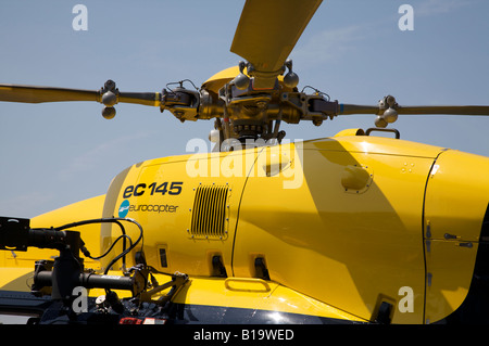 EC 145 EUROCOPTER HUBSCHRAUBER AUSGESTATTET UND FÜR POLIZEILICHE ÜBERWACHUNG HALBSTAATLICHEN UND SUCH- UND BERGUNGSKOSTEN ROLLE Stockfoto