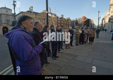 Zahler seien außerhalb der alten Kriegsministerium in Whitehall, fordern ein Ende der Bedrohung durch Atomwaffen mit Stockfoto