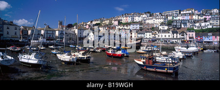 Boote im Hafen von Brixham, Devon, UK bei Ebbe Stockfoto