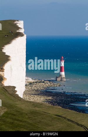 Ein Blick auf die Beachy Head-Leuchtturm befindet sich am Fuße der Klippen bei Beachy Head, East Sussex, England. Stockfoto