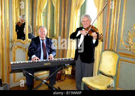 Cliveden House in der Nähe von Maidenhead, zuvor Zuhause von Nancy Astor, Pianist und Geiger in private Funktion spielen Stockfoto