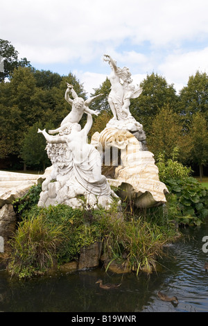 Cliveden House in der Nähe von Maidenhead, zuvor Zuhause von Nancy Astor, geschnitzt aus Marmor Zahlenangaben im Teich vom Hauptantrieb Wasserspiel Stockfoto