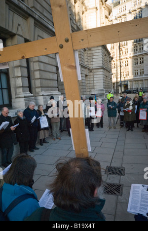 Christian CND und Pax Christi Aschermittwoch-Liturgie der Buße und Widerstand mit einem einfachen hölzernen Kreuz an das Kriegsministerium Stockfoto