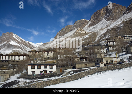 Schneebedeckte Ki Dorf mit Ki-Kloster im Hintergrund. In einer Höhe von 4116 Mts ist das Kloster über dem Dorf. Stockfoto