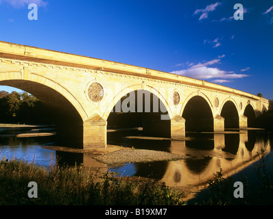 COLDSTREAM Brücke 1766 Fluss TWEED zwischen Schottland und England spiegelt sich im Wasser Coldstream schottischen Grenzen Scotland UK Stockfoto