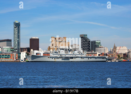 Ark Royal vor Anker am Fluss Mersey an Princes Dock Anlegestelle am Liverpool Wasser am Pier Head. Stockfoto