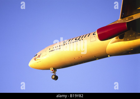Airbus A340 betrieben von Virgin Atlantic am Ansatz zum Flughafen Heathrow Stockfoto