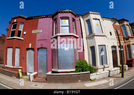 Gehäuse in Donaldson Straße im Breckfield Bezirk von Liverpool mit Brettern vernagelt bereit für eine Sanierung. Stockfoto