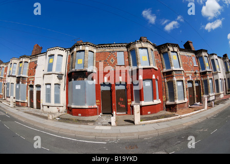 Gehäuse in Donaldson Straße im Breckfield Bezirk von Liverpool mit Brettern vernagelt bereit für eine Sanierung. Stockfoto