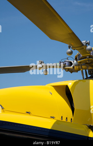 EC 145 EUROCOPTER HUBSCHRAUBER AUSGESTATTET UND FÜR POLIZEILICHE ÜBERWACHUNG HALBSTAATLICHEN UND SUCH- UND BERGUNGSKOSTEN ROLLE Stockfoto