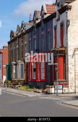 Gehäuse in Steinfeld Straße im Bezirk von Liverpool Anfield Road mit Brettern vernagelt bereit für eine Sanierung. Stockfoto