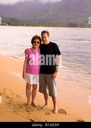 Paar am Strand in Kauai, Hawaii, USA Stockfoto