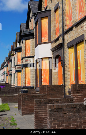 Gehäuse auf Edge Lane in Liverpool mit Brettern vernagelt mit farbenfrohen Kunstwerken in Vorbereitung für den Abriss. Stockfoto