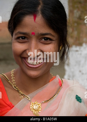 Porträt einer lächelnden indische Frau in Assam Stockfoto