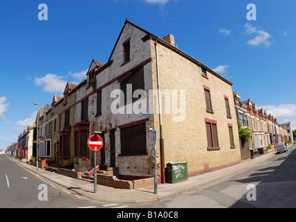 Immobilien in Steinfeld Straße / Lothar Straße im Bezirk von Liverpool Anfield Road mit Brettern vernagelt bereit für eine Sanierung. Stockfoto