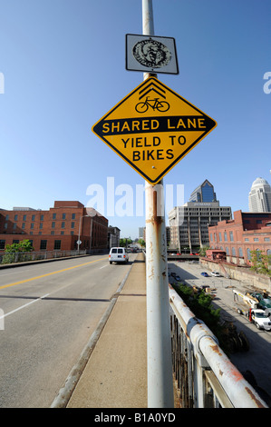 Straßenschild Warnung Fahrer einer freigegebenen Gasse und Radfahrer weichen Stockfoto