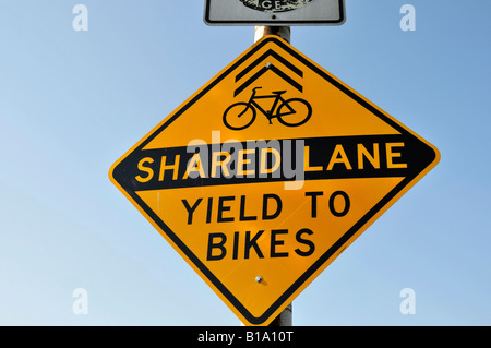 Straßenschild Warnung Fahrer einer freigegebenen Gasse und Radfahrer weichen Stockfoto