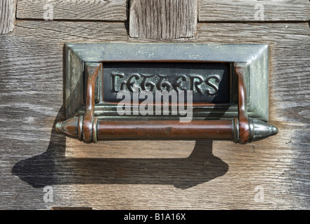 Briefkästen. Ein Loch in der Tür. "Was könnte einfacher sein?" Stockfoto