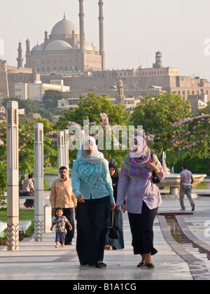 verschleierte Frauen flanieren, al-Azhar-Park, Kairo, Ägypten Stockfoto