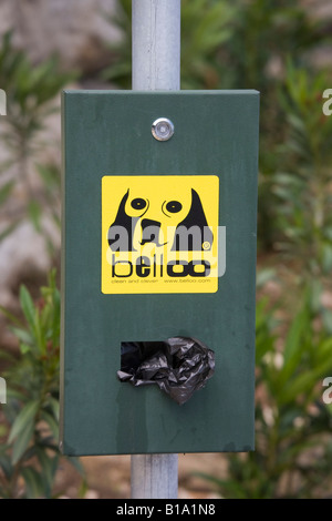 Kroatien-Europa-Bag Dispenser für die Entsorgung von Hund verschwenden mit Schild Closeup Stockfoto