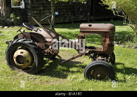 Vintage Bauernhof Traktor Hornby Island BC Kanada Stockfoto