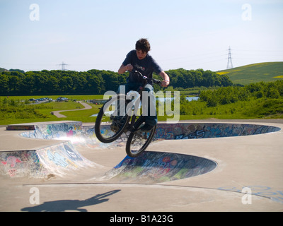 BMX-Biker im Park Stockfoto