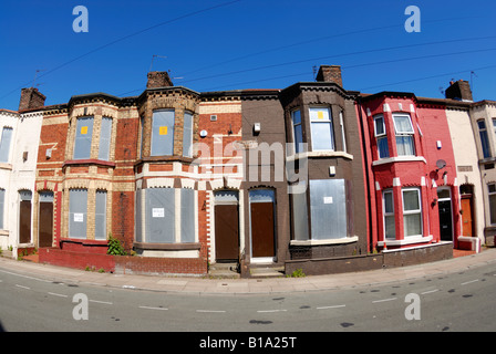 Gehäuse in Donaldson Straße im Breckfield Bezirk von Liverpool mit Brettern vernagelt bereit für eine Sanierung. Stockfoto