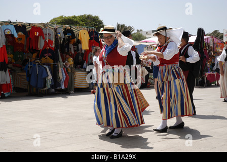 Traditionell gekleidete Frauen in der historischen Stadt Teguise auf Lanzarote Kanarische Inseln. Teguise wenn berühmt für seinen Markt Stockfoto