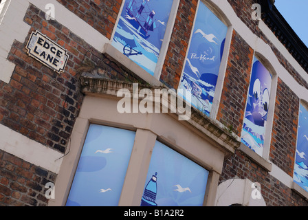 Gehäuse auf Edge Lane in Liverpool mit Brettern vernagelt mit farbenfrohen Kunstwerken in Vorbereitung für den Abriss. Stockfoto