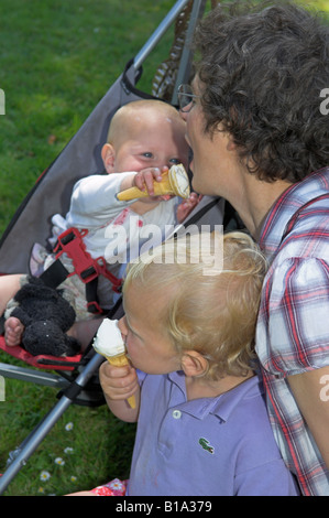 Familie teilen [Eis] einjähriges Feeds Großmutter dreijährige isst zufrieden Stockfoto