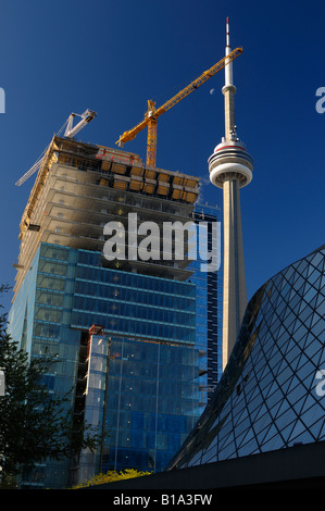 Morgenlicht auf RBC Konstruktion mit Toronto CN Tower und Roy Thompson Hall Stockfoto