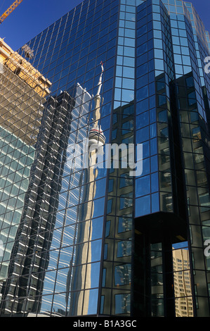 Reflexion von Toronto Highrise Entwicklung und CN Tower im Glas-Wolkenkratzer Stockfoto