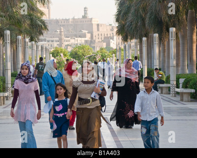 verschleierte Frauen und Kinder, ein Spaziergang, al-Azhar-Park, Kairo, Ägypten Stockfoto