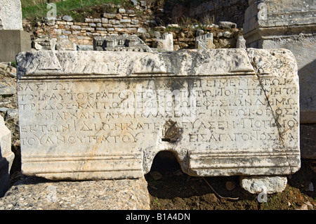 Nahaufnahme Foto griechische Inschrift. Ruinen von Ephesos. Stockfoto