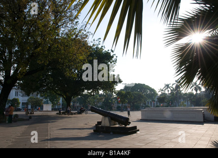 Indonesien Java Insel Jakarata Batavia Taman Fatahillah Hintergrundbeleuchtung morgendliche Aussicht mit alten canon Stockfoto