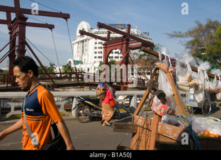 Indonesien Java Insel Jakarata Batavia Hühnermarkt Zugbrücke Ansicht mit Batavia Hotel in bkgd Stockfoto