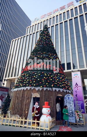 Weihnachtsbaum und Dekoration in einem Kaufhaus Wanda Plaza in Peking China Stockfoto