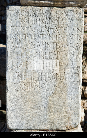 Nahaufnahme Foto griechische Inschrift. Ruinen von Ephesos. Stockfoto