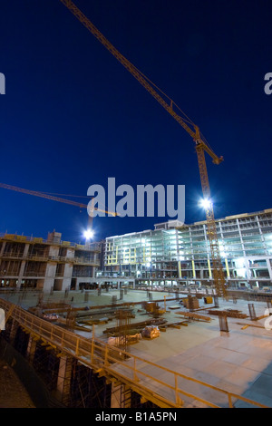 Baukräne ragen eine neue Baustelle im Stadtteil South Loop von Chicago, IL. Stockfoto